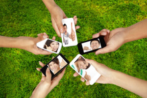 イメージ：スマートフォンを持つ人々の手