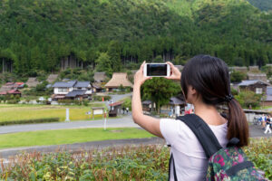 日本の里山で写真を撮る女性