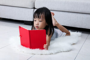 くつろいで本を読む女の子