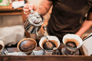 ドリップコーヒーを入れている男性の手元