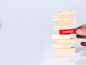 ジェンガから赤い「change」を抜き去る図